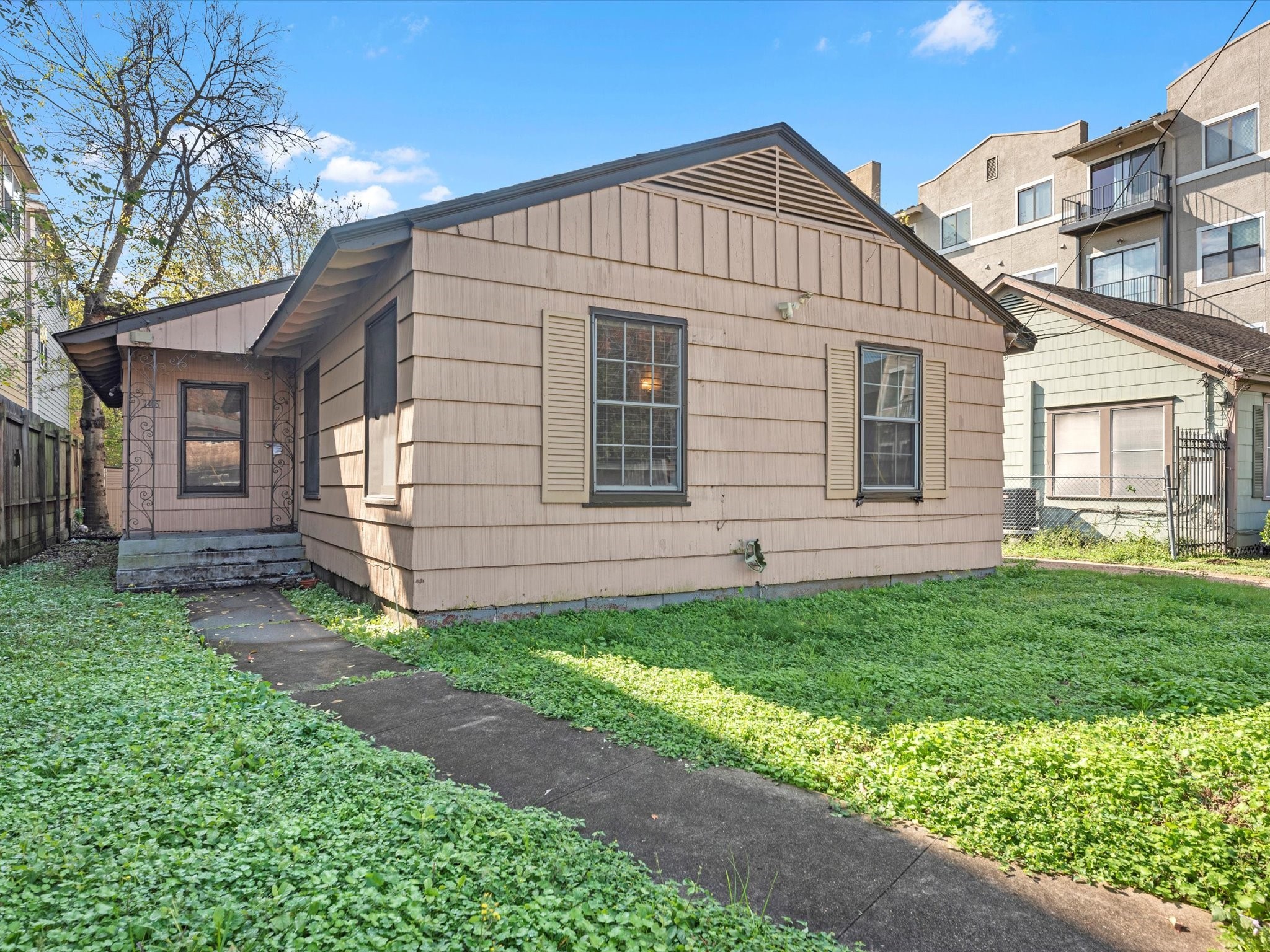 2406 Charleston Street Houston, TX 77021 - Photo 4 of 28 Welcome to 2406 Charleston St.