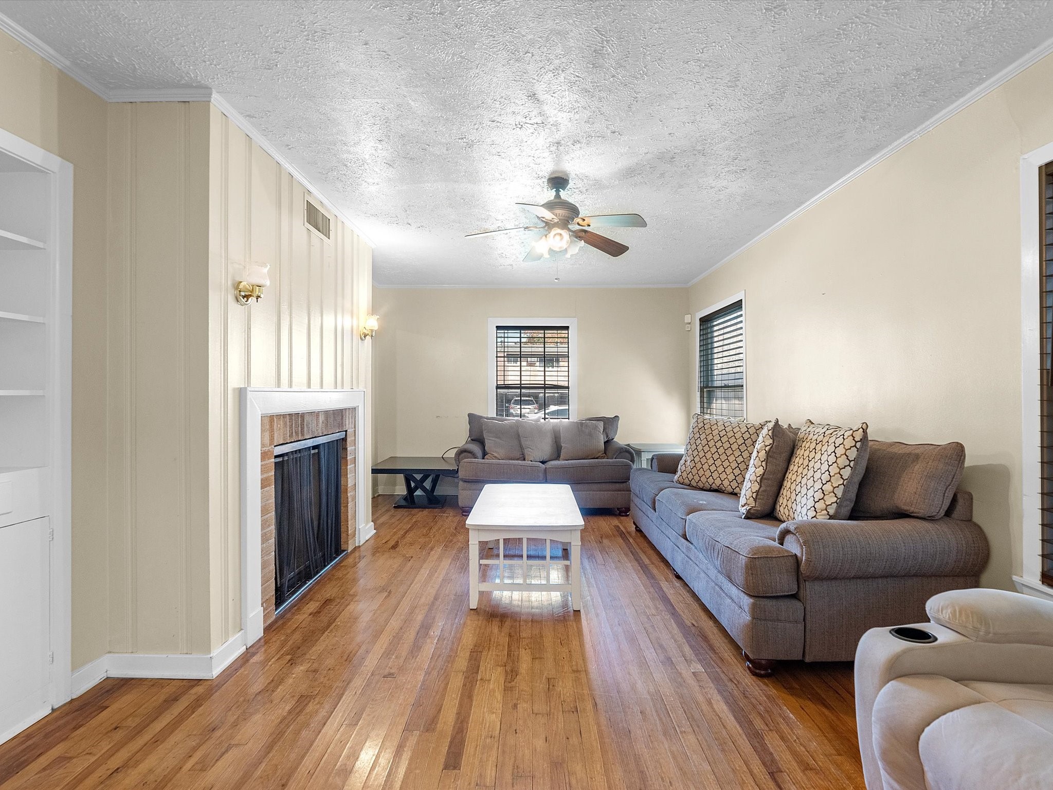 2406 Charleston Street Houston, TX 77021 - Photo 5 of 28 Original hardwood floors add the the charming nature of this adorable home!