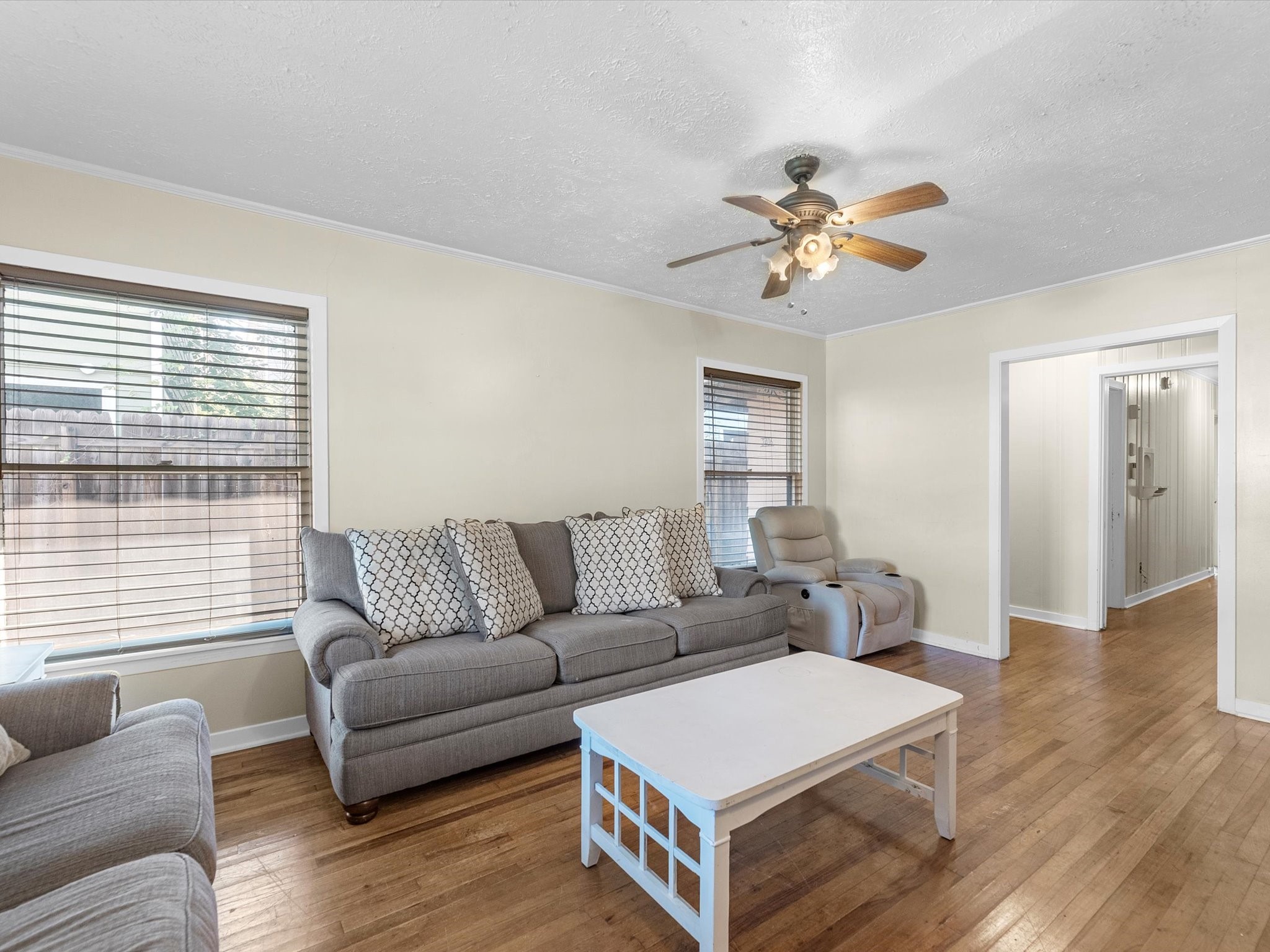 2406 Charleston Street Houston, TX 77021 - Photo 7 of 28 A cozy family room.