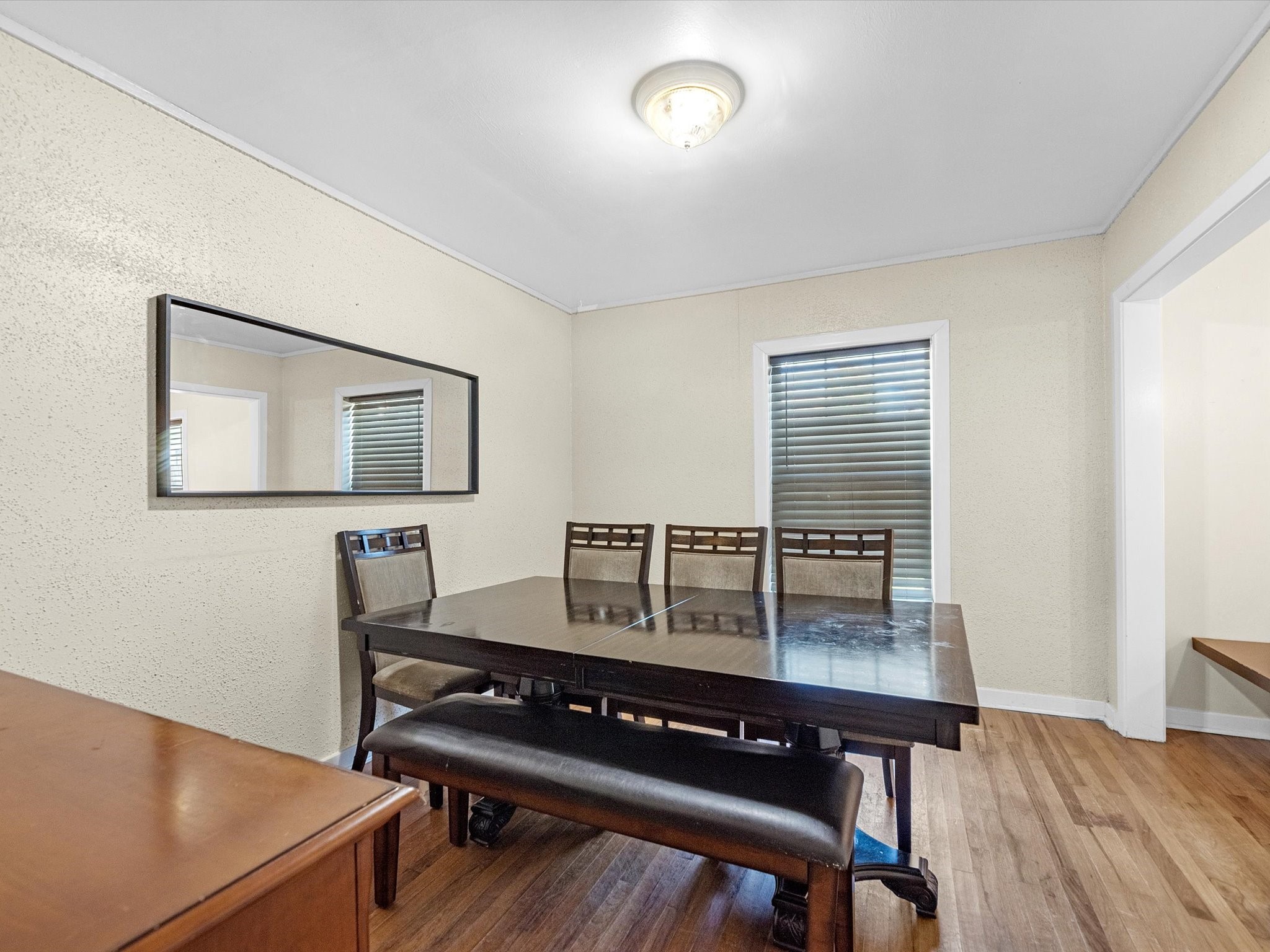 2406 Charleston Street Houston, TX 77021 - Photo 9 of 28 This flexible space can be used as a dining room or an office.