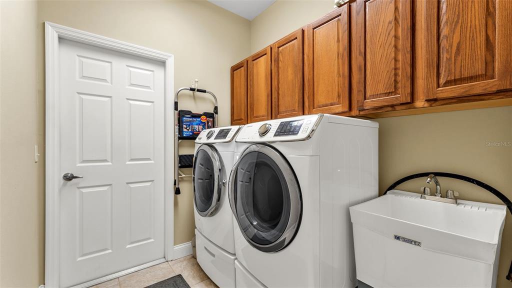 730 Country Walk Cove Eagle Lake, FL 33839 - Photo 31 of 38 a utility room with dryer and washer