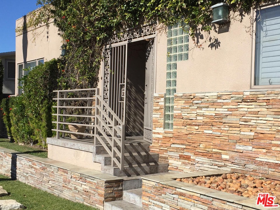 201 Larsson Street Manhattan Beach, CA 90266 - Photo 2 of 36
