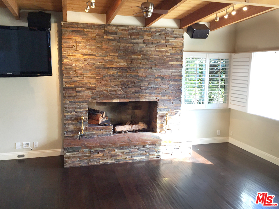 201 Larsson Street Manhattan Beach, CA 90266 - Photo 10 of 36