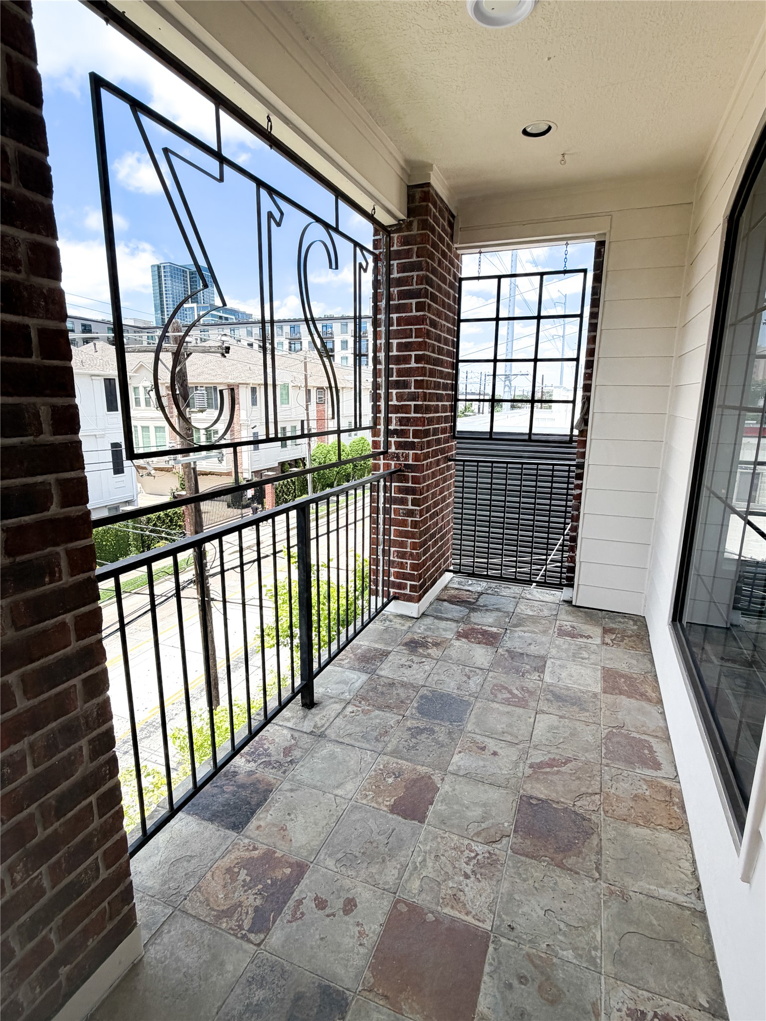 1213 Dunlavy Street Houston, TX 77019 - Photo 23 of 27 a view of a hallway