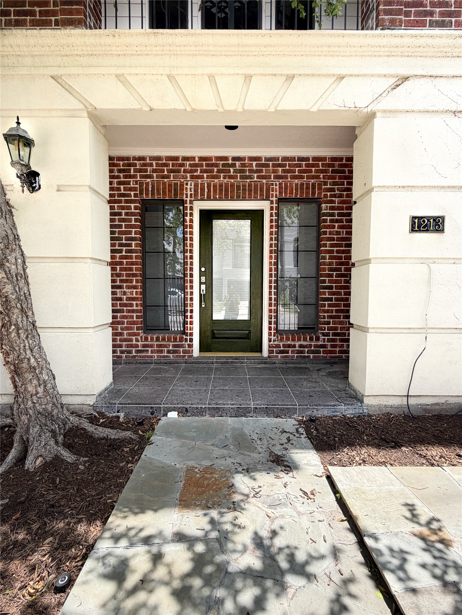 1213 Dunlavy Street Houston, TX 77019 - Photo 4 of 27 a front view of a house with a yard