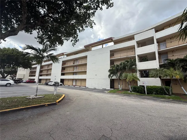 $250,000 | 8860 Fontainebleau Boulevard, Unit 305, Miami, FL 33172