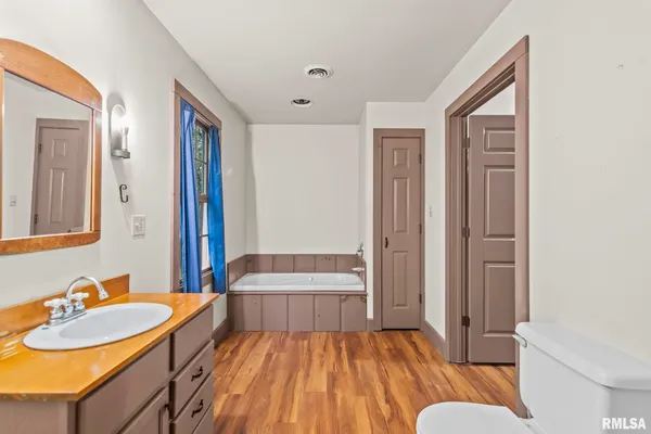 $299,900 | 38 Wedgewood Lane, Girard, IL 62640