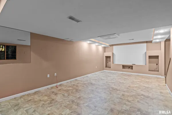 $299,900 | 38 Wedgewood Lane, Girard, IL 62640