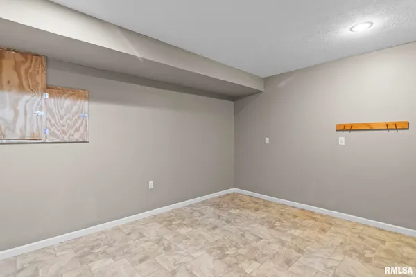 $299,900 | 38 Wedgewood Lane, Girard, IL 62640