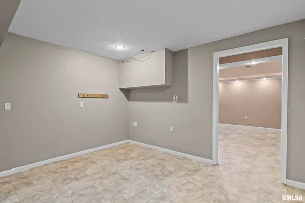 $299,900 | 38 Wedgewood Lane, Girard, IL 62640