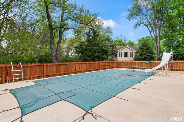 $299,900 | 38 Wedgewood Lane, Girard, IL 62640