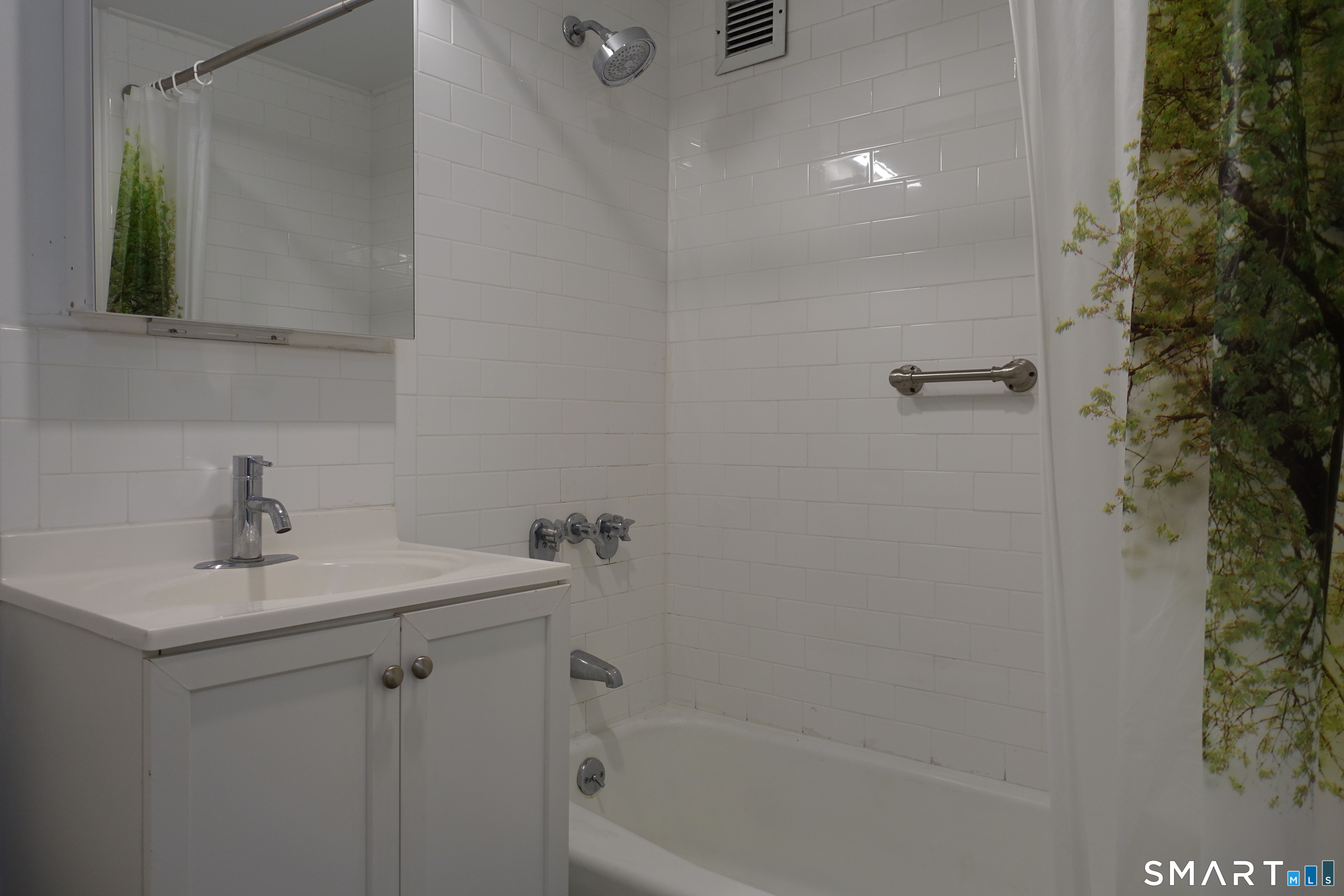 87 Glenbrook Road, Unit 6E Stamford, CT 06902 - Photo 11 of 23 a bathroom with a sink and a mirror