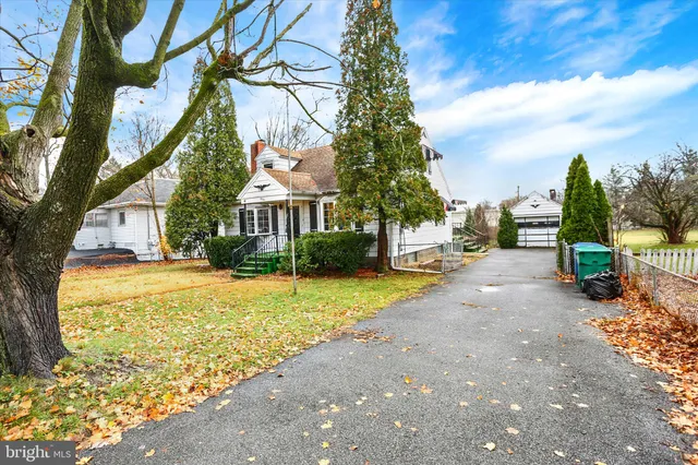 a view of backyard of the house