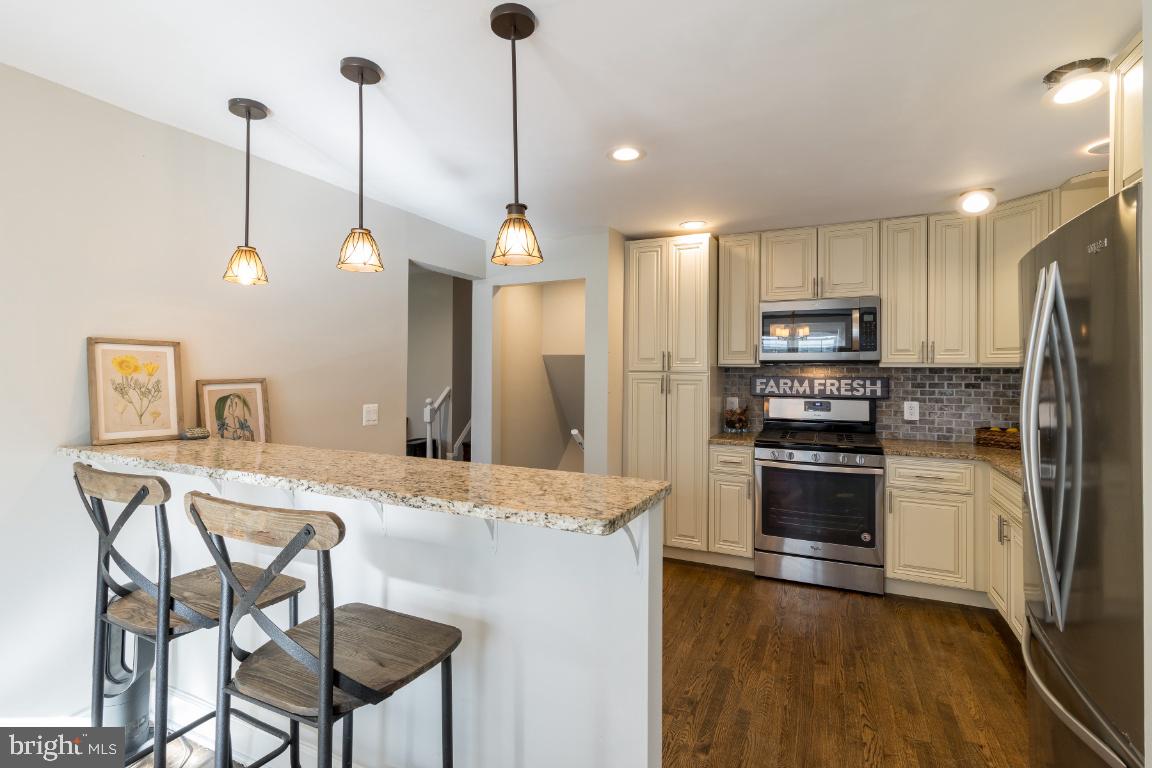 11 Croftley Road Lutherville-Timonium, MD 21093 - Photo 14 of 42 Breakfast Bar and Granite Counters
