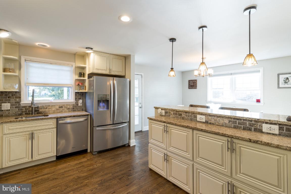 11 Croftley Road Lutherville-Timonium, MD 21093 - Photo 3 of 42 Updated kitchen with Ivory Cabinets