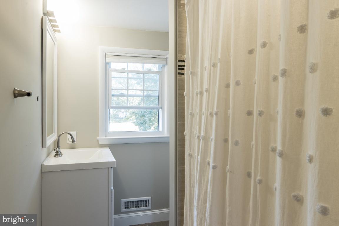 11 Croftley Road Lutherville-Timonium, MD 21093 - Photo 26 of 42 Full Hall Bath