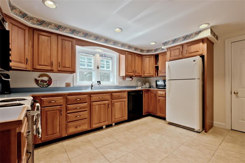 3 Harbor Ridge Road Freeport, ME 04032 - Photo 14 of 35 Sunny kitchen