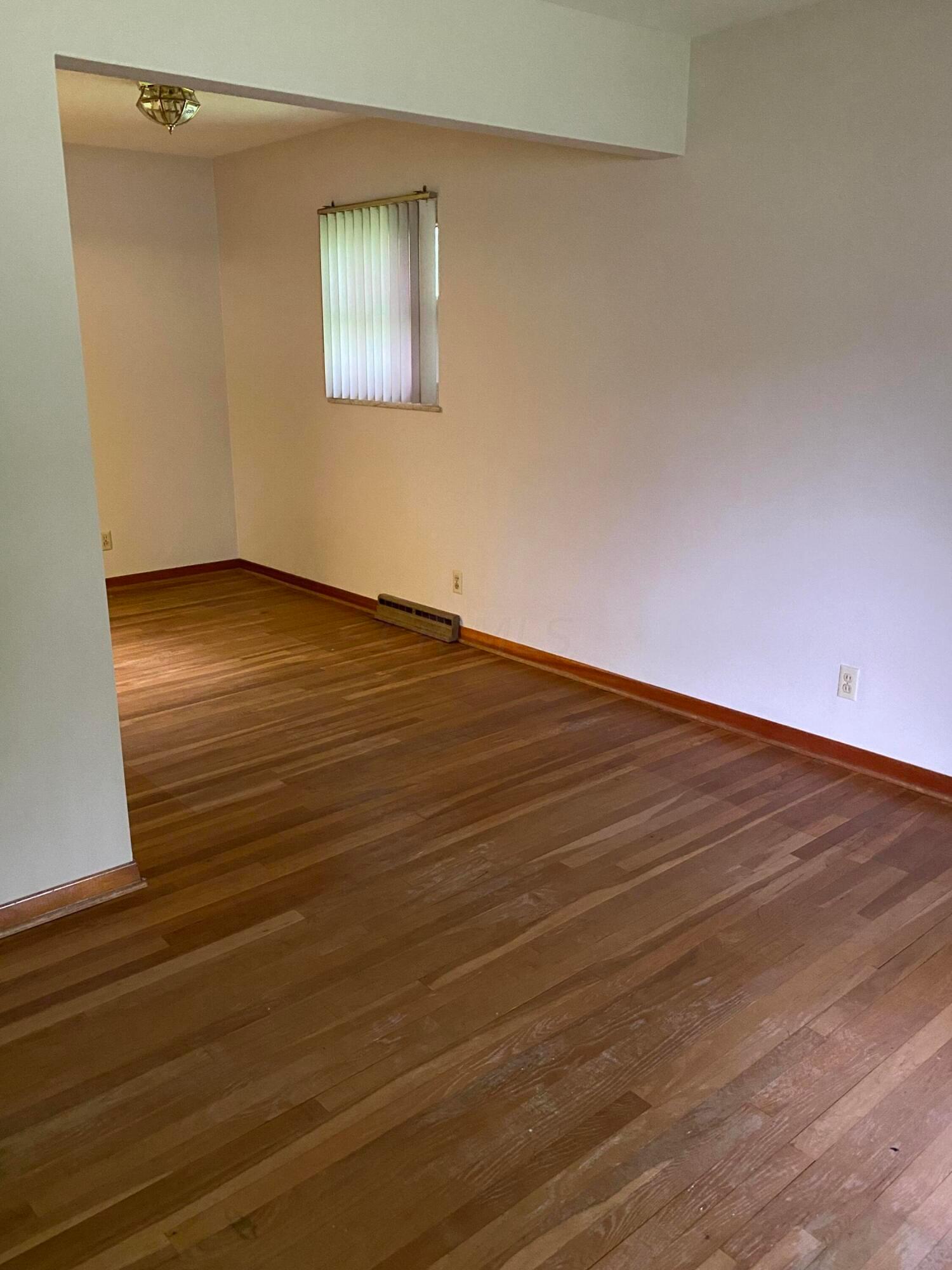 622 Beechwood Road Columbus, OH 43213 - Photo 5 of 24 Living Room / Dining Room