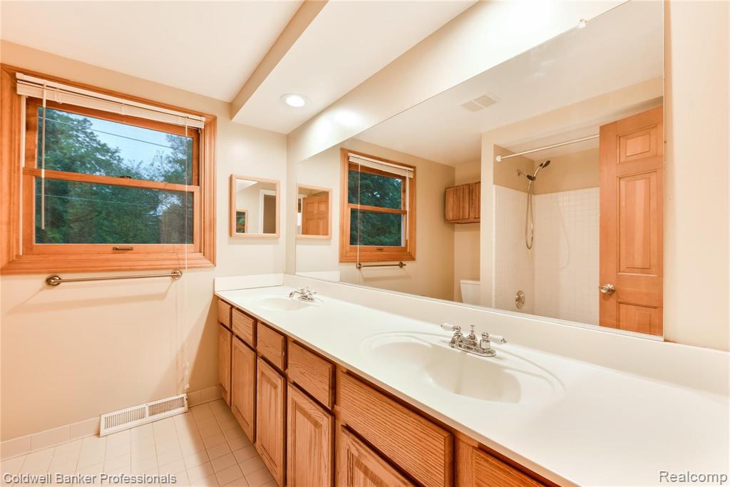 29870 Fox Grove Road Farmington, MI 48334 - Photo 26 of 35