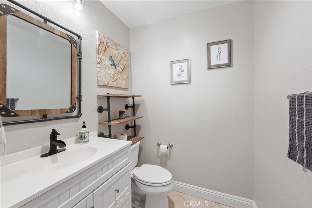 2565 Laramie Road Riverside, CA 92506 - Photo 14 of 46 a bathroom with a sink toilet and a mirror