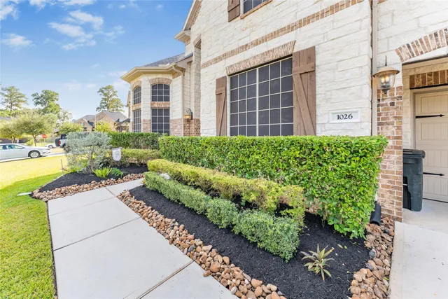 a view of a house with backyard and garden