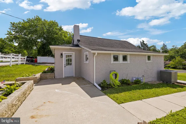 a view of a house with backyard and a tree