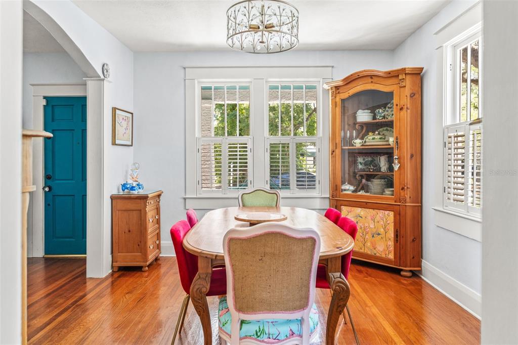 212 South Coolidge Avenue Tampa, FL 33609 - Photo 9 of 37 a dining room with furniture and a window
