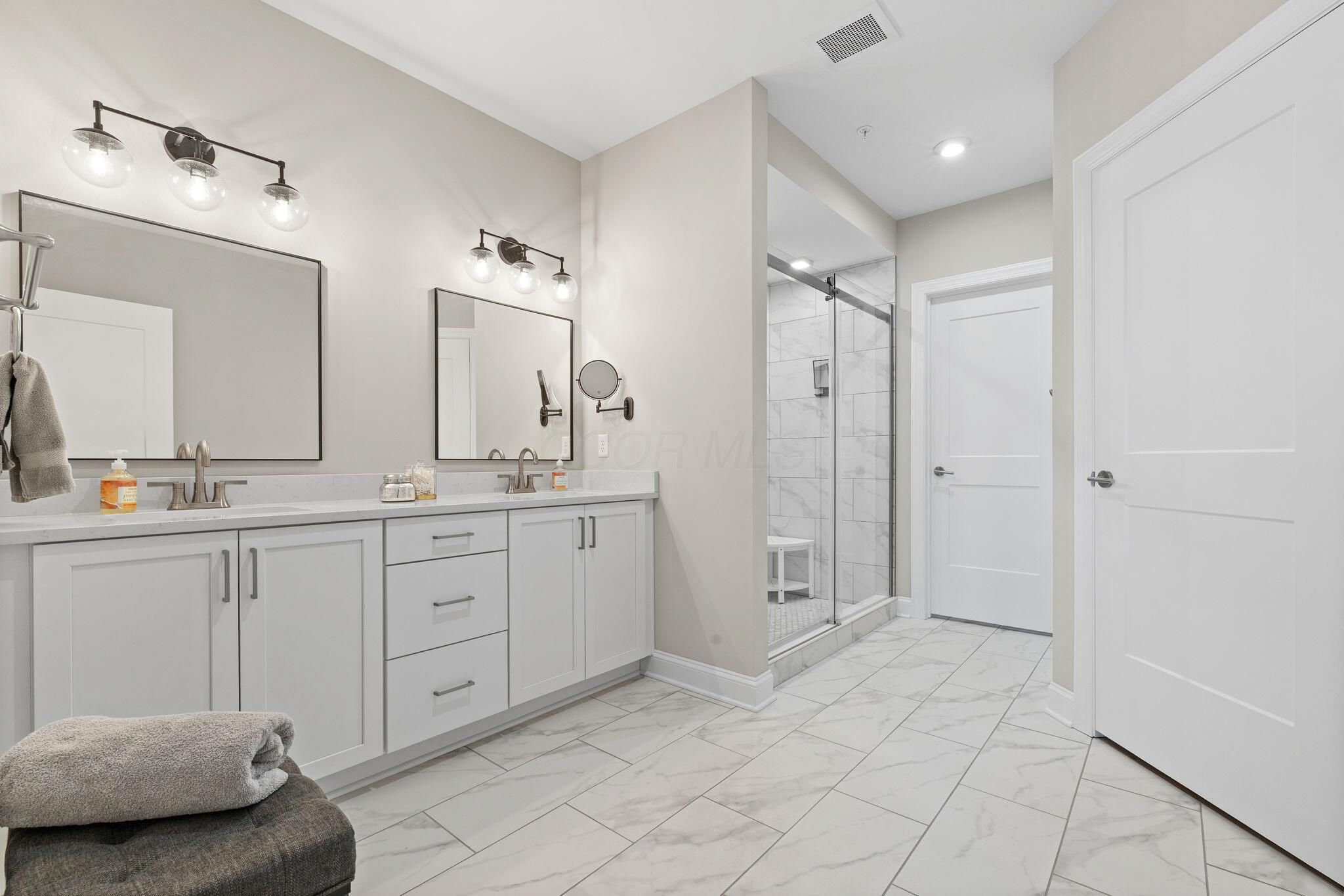 5211 Highpointe Lakes Drive, Unit 7402 Westerville, OH 43081 - Photo 22 of 43 Primary Ensuite