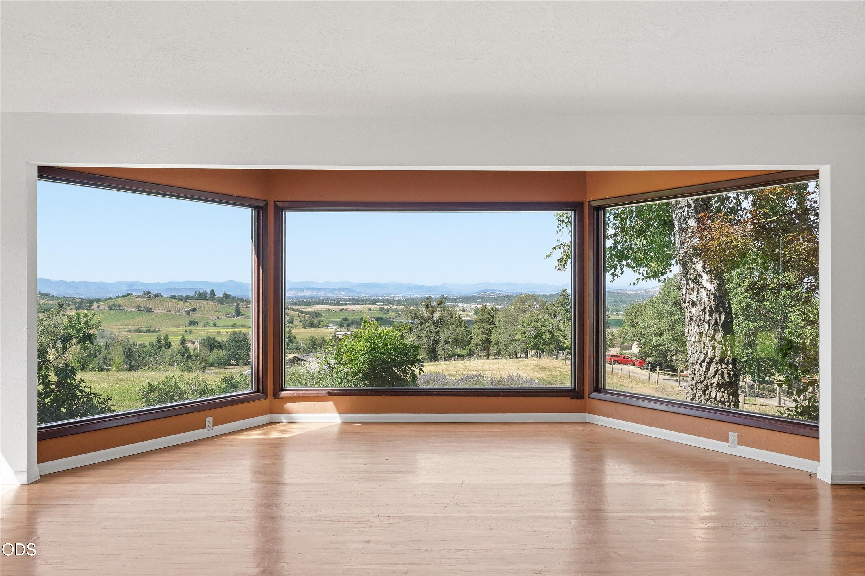 4250 Independence School Road Medford, OR 97501 - Photo 9 of 62 Panoramic View from Living Room