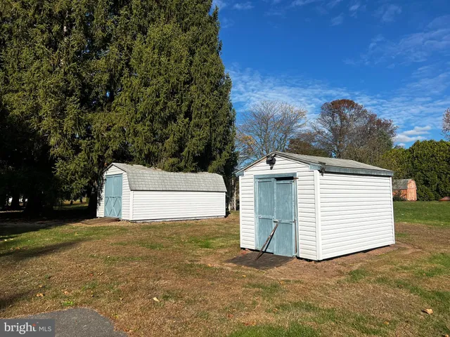 a view of a outdoor space in front of a house
