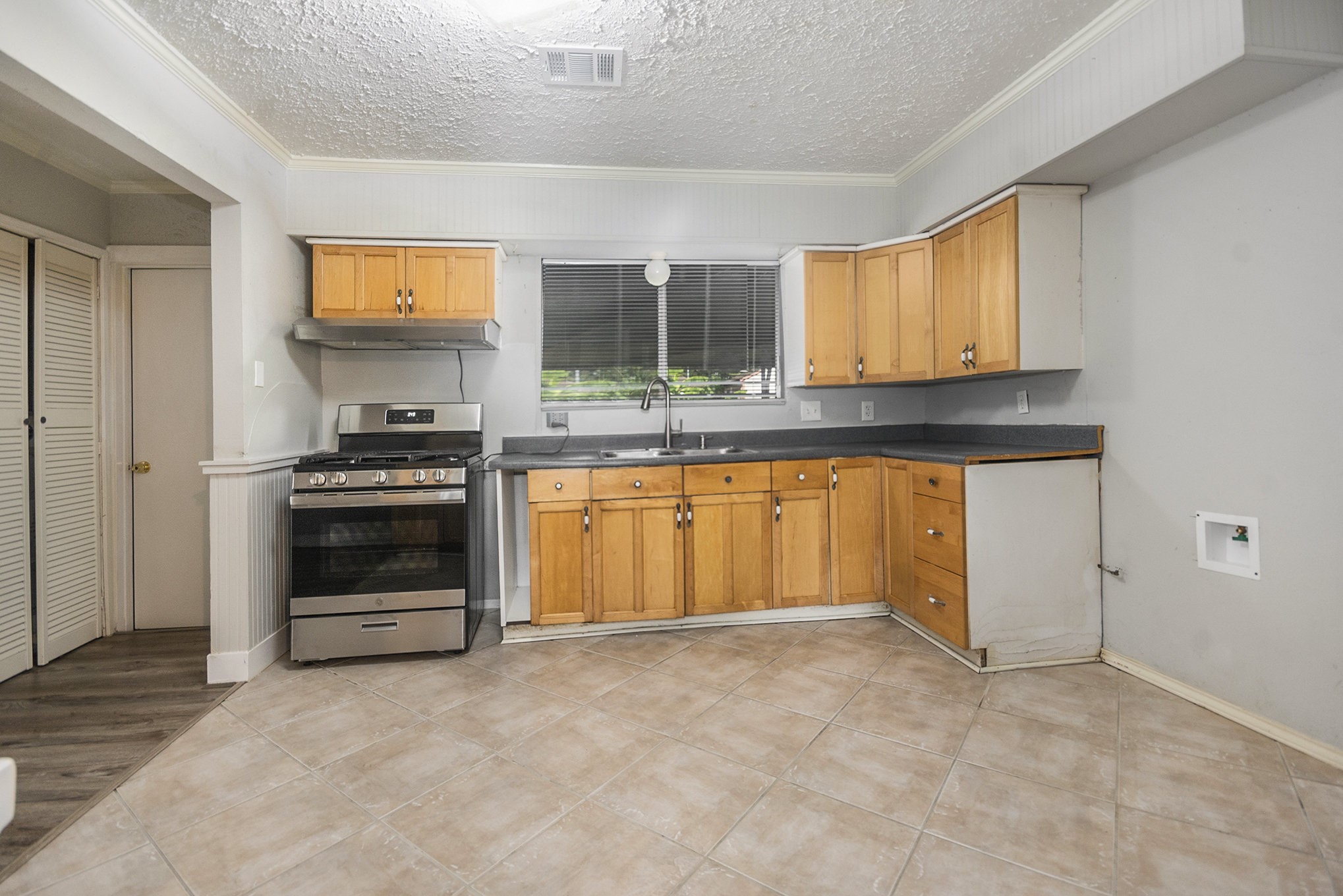 10619 Wheaton Drive Houston, TX 77089 - Photo 7 of 25 Cozy kitchen with ample natural light, equipped with modern appliances and plenty of cabinet space. Perfect for culinary adventures and family gatherings.