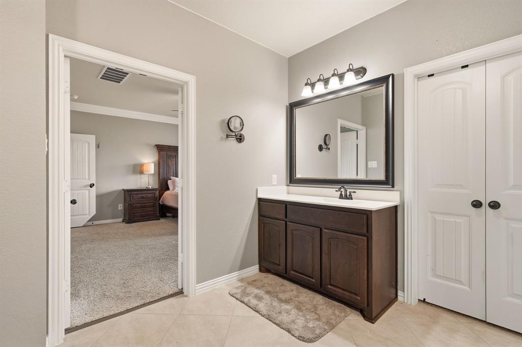 140 Heather Lane Decatur, TX 76234 - Photo 25 of 39 a en suite bathroom with a toilet sink and mirror