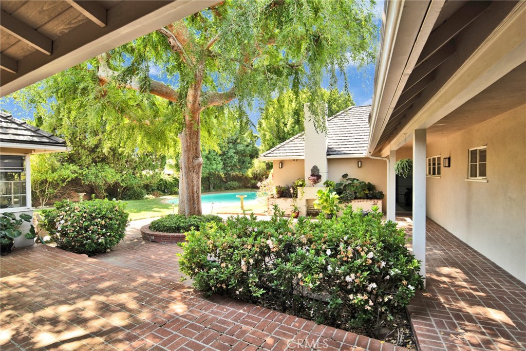 705 Chaucer Road San Marino, CA 91108 - Photo 33 of 35 a front view of a house with garden