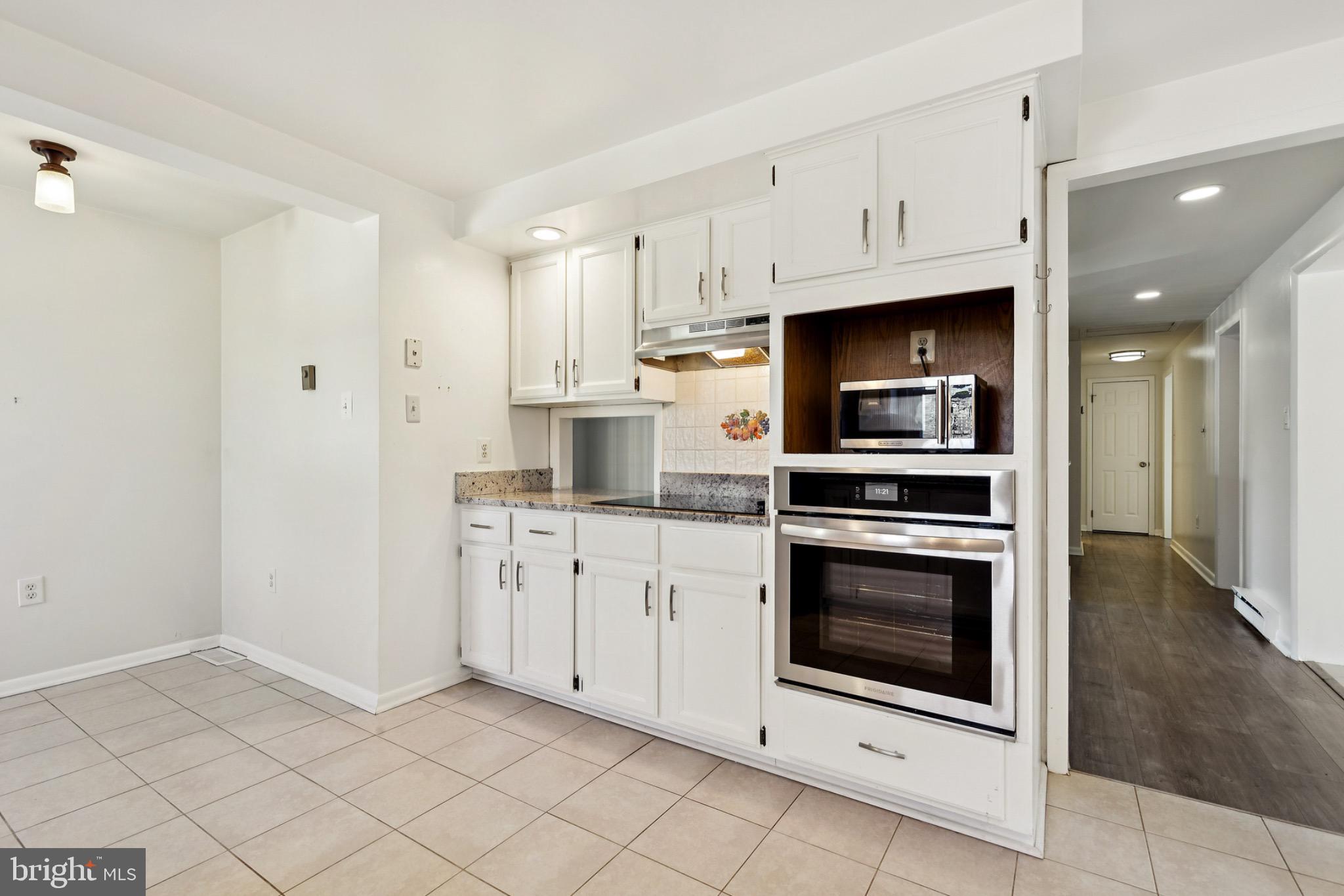 6127 Beverleys Mill Road Broad Run, VA 20137 - Photo 11 of 28 Charming kitchen with convection oven.