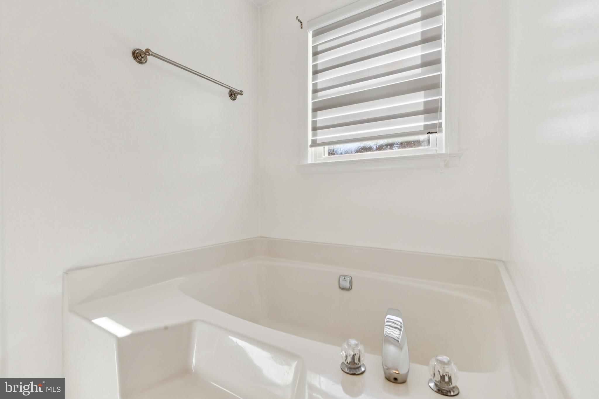 6127 Beverleys Mill Road Broad Run, VA 20137 - Photo 17 of 28 Primary bathroom with spacious soaking tub.