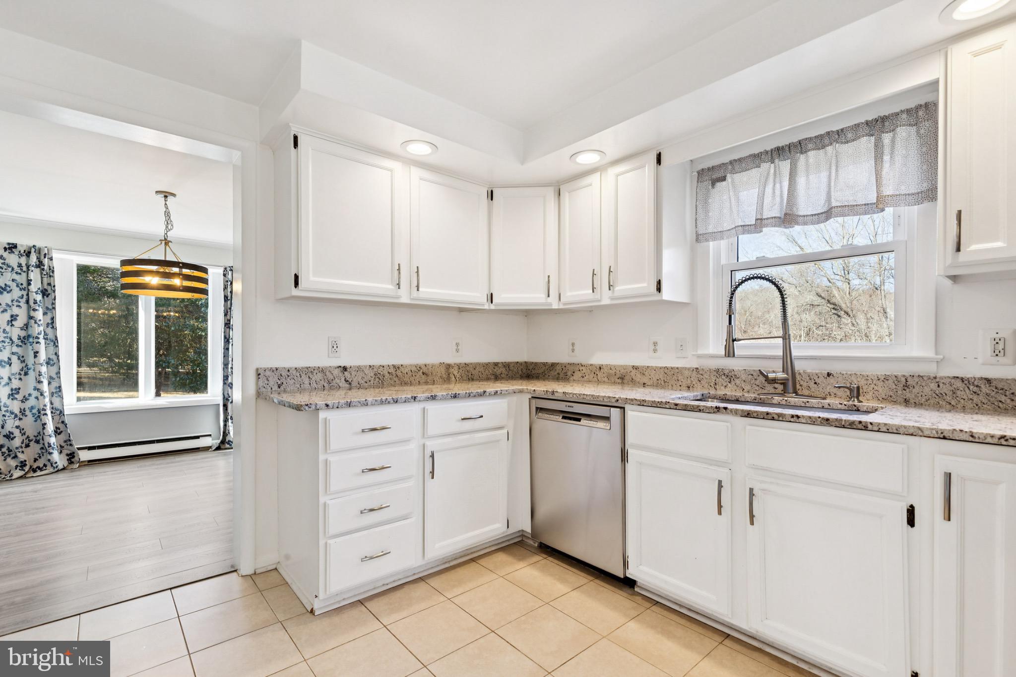 6127 Beverleys Mill Road Broad Run, VA 20137 - Photo 8 of 28 Charming kitchen with granite counter tops.
