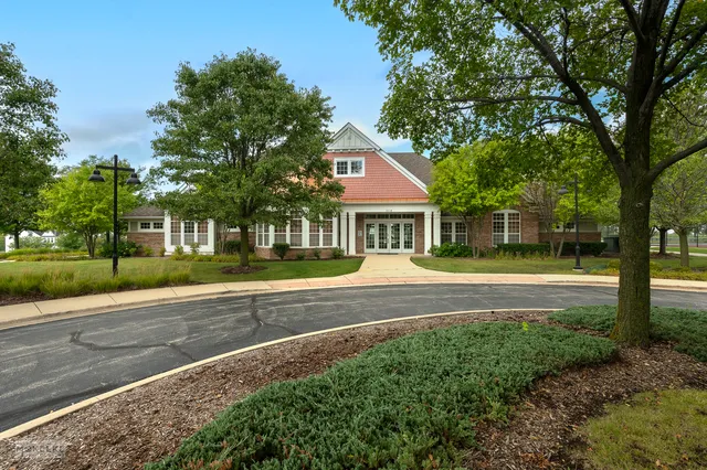 a view of house with a yard