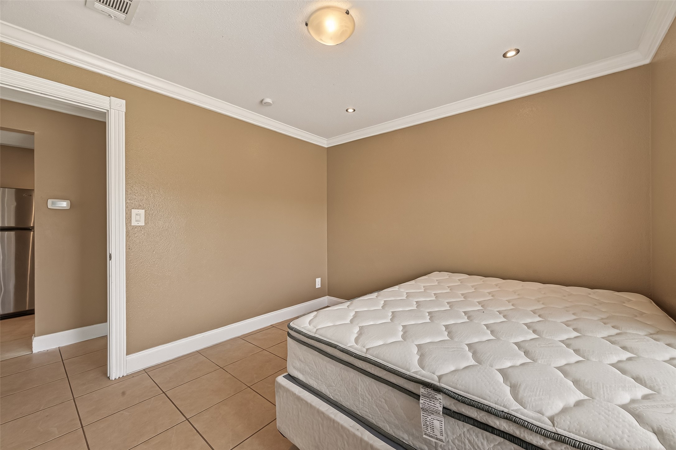 2201 Fountain View Drive, Unit 3 Houston, TX 77057 - Photo 14 of 20 a bedroom with a bed and a potted plant
