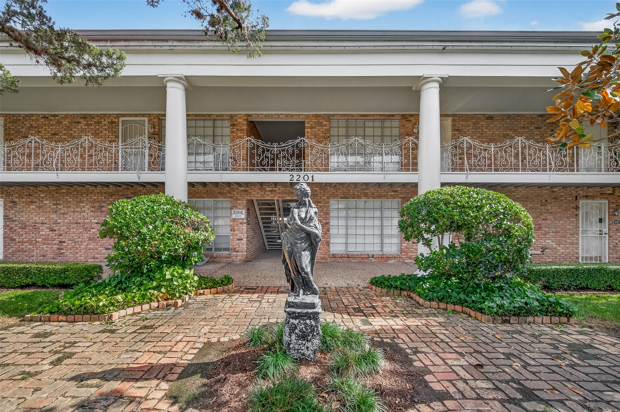 2201 Fountain View Drive, Unit 3 Houston, TX 77057 - Photo 2 of 20 a front view of a house with garden