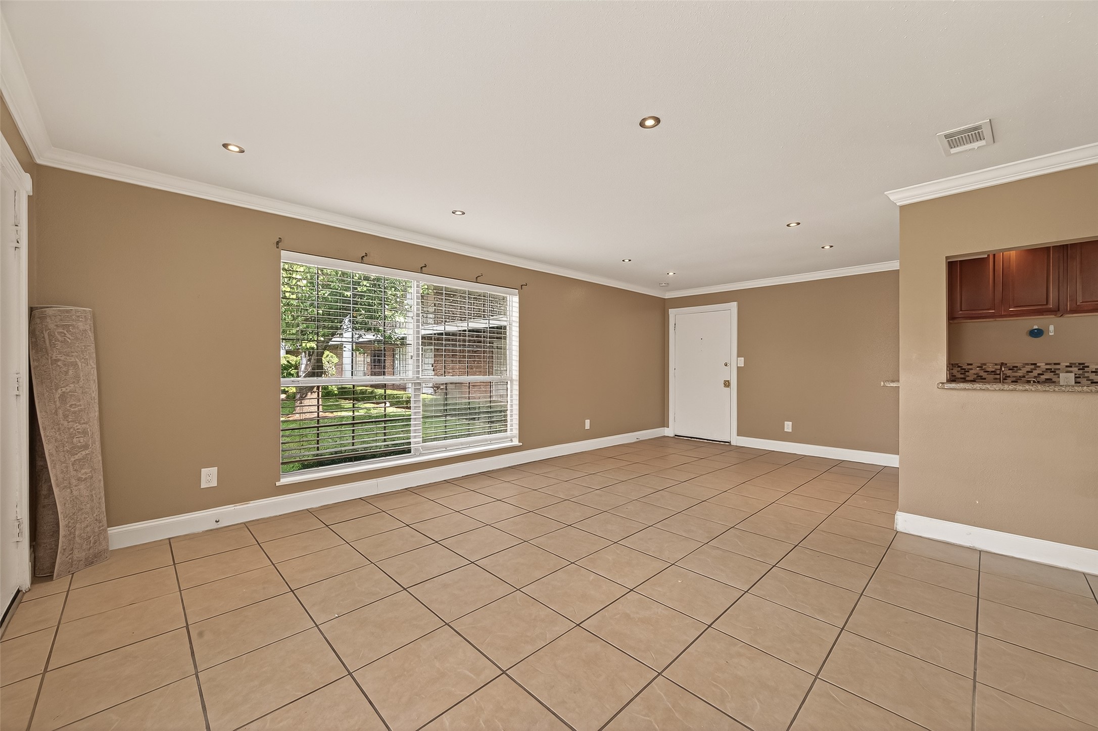 2201 Fountain View Drive, Unit 3 Houston, TX 77057 - Photo 6 of 20 a view of an empty room with a window