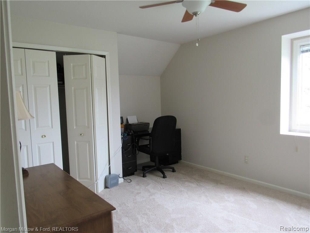 5476 Ridge Trail North Clarkston, MI 48348 - Photo 25 of 47 Bedroom 3 built in desk area