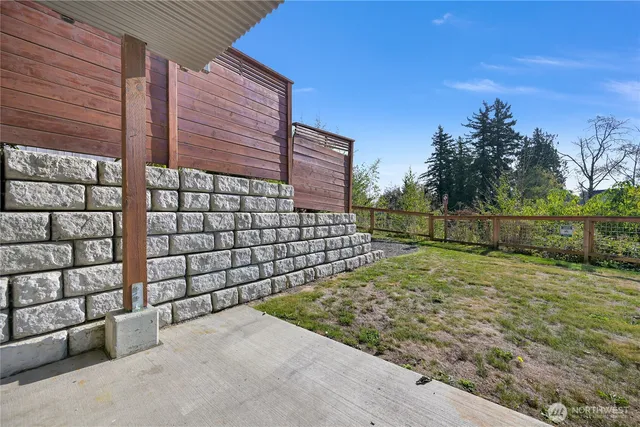 a view of a backyard