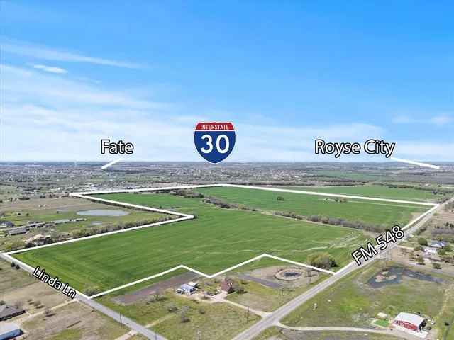 a view of a tennis court