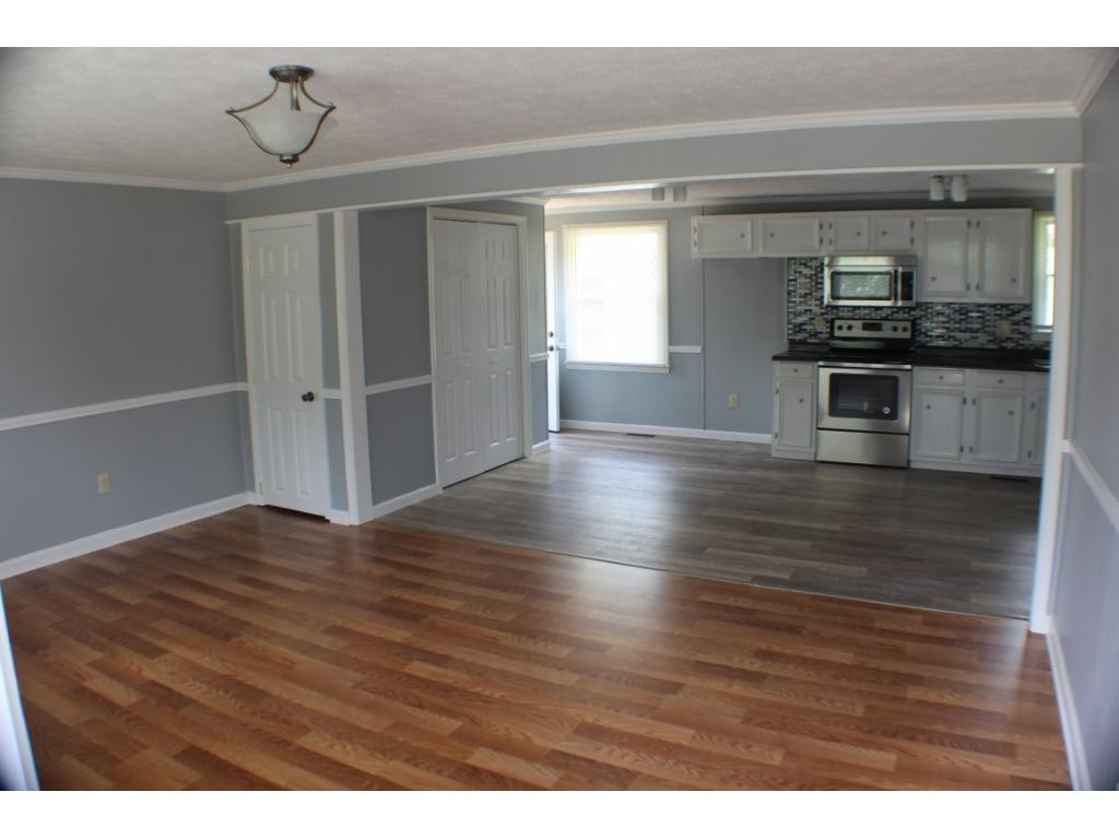 1218 White Top Road Bluff City, TN 37618 - Photo 2 of 20 Living Room