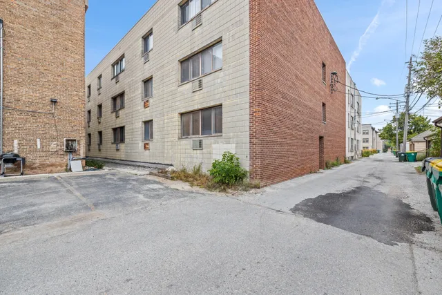 $126,000 | 4434 North Oakland Avenue, Unit 206, Shorewood, WI 53211