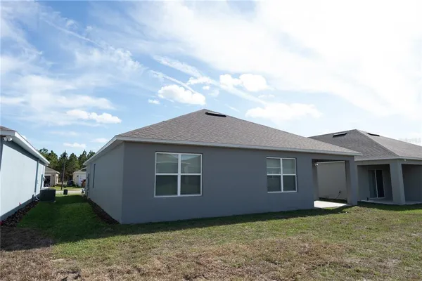 a view of a house with backyard and garden