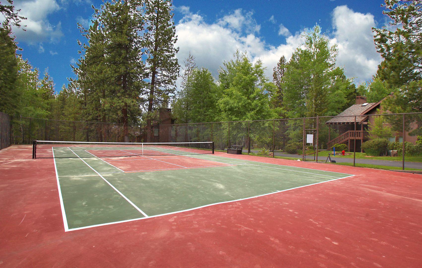 57407 Beaver Ridge Loop, Unit 44 Sunriver, OR 97707 - Photo 27 of 28 tennis court pre resurfactin