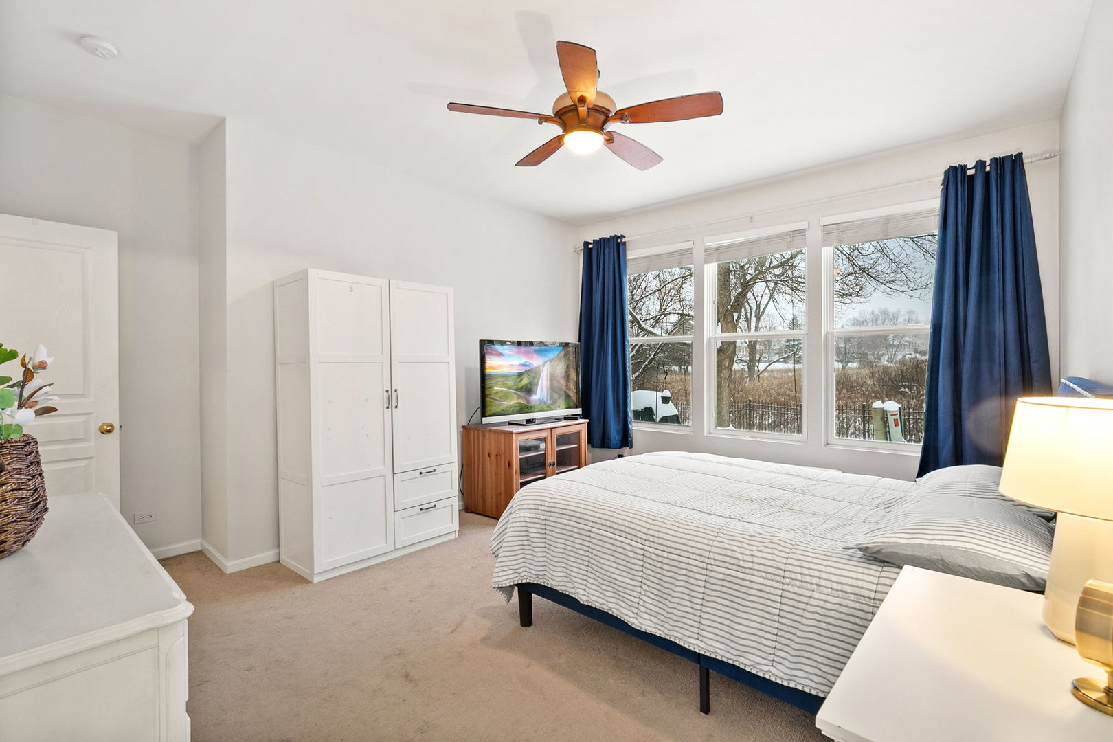 2854 Waterfront Avenue Algonquin, IL 60102 - Photo 11 of 29 a bedroom with a bed and a large window