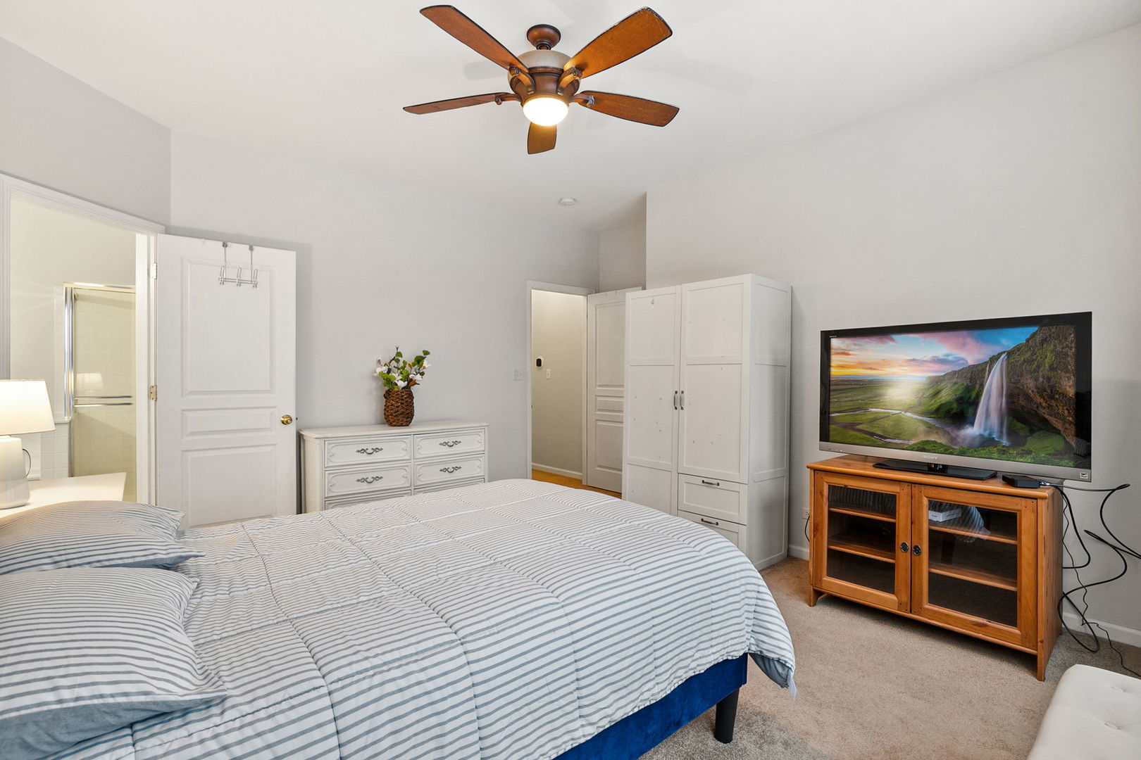 2854 Waterfront Avenue Algonquin, IL 60102 - Photo 12 of 29 a bedroom with a bed and a flat screen tv