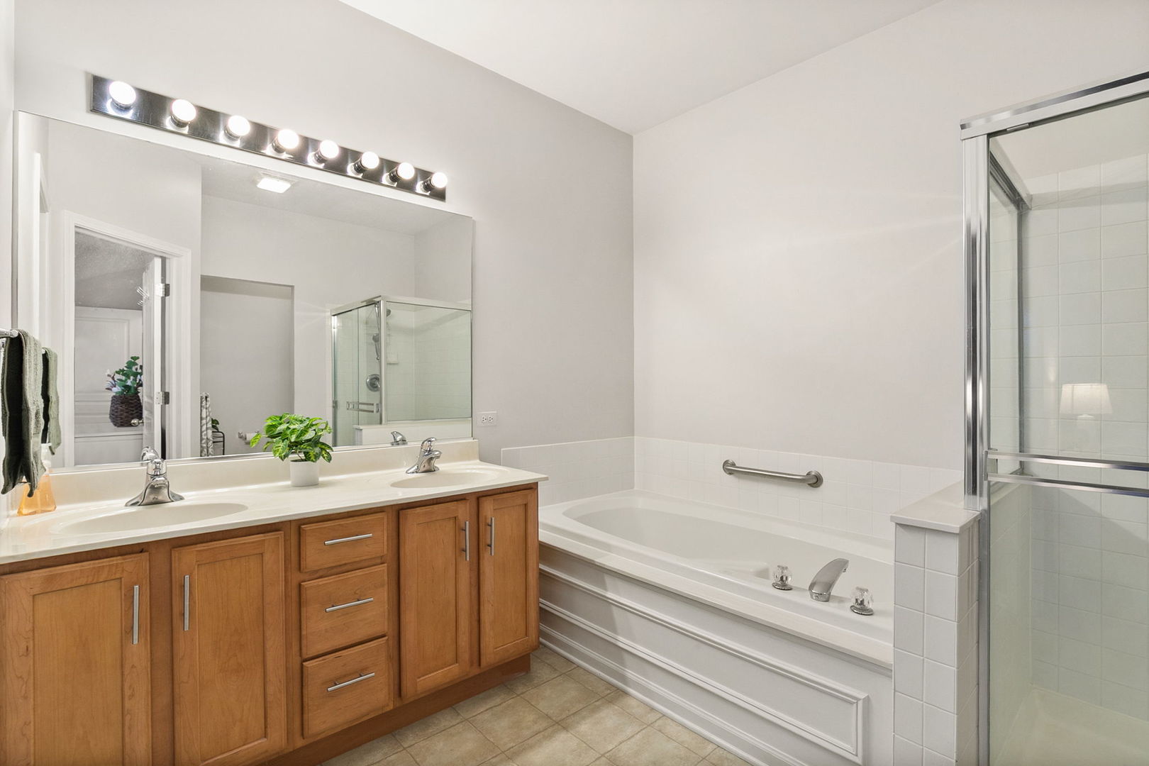 2854 Waterfront Avenue Algonquin, IL 60102 - Photo 13 of 29 a bathroom with a tub a sink and mirror